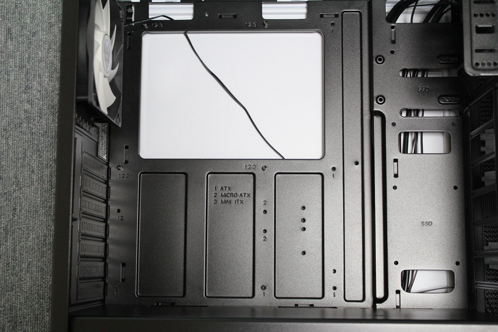 PCケース（CMT240-WH）へのマザーボード（ASUS：PRIME X470-PRO